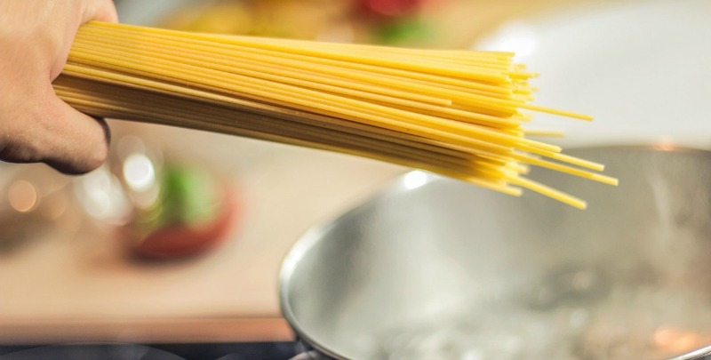 Pasta-cooking-tips-Cervasi Hand holding a bunch of uncooked spaghetti